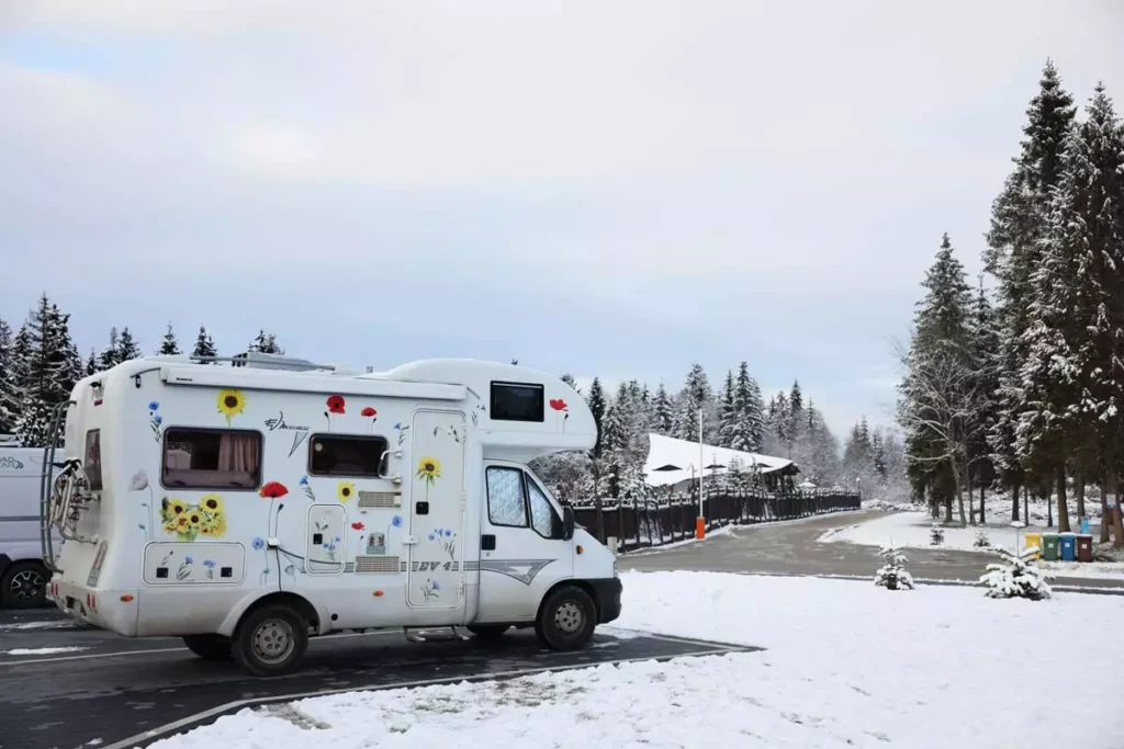 Camper - parcele na campingu zimą